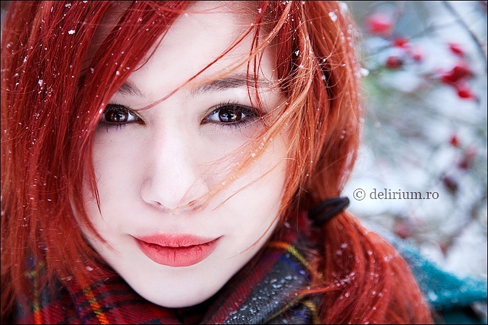 Фото Рыжая девушка в снежинках.