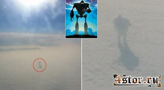 Пассажир самолета сфотографировал загадочное нечто, гуляющее по облакам