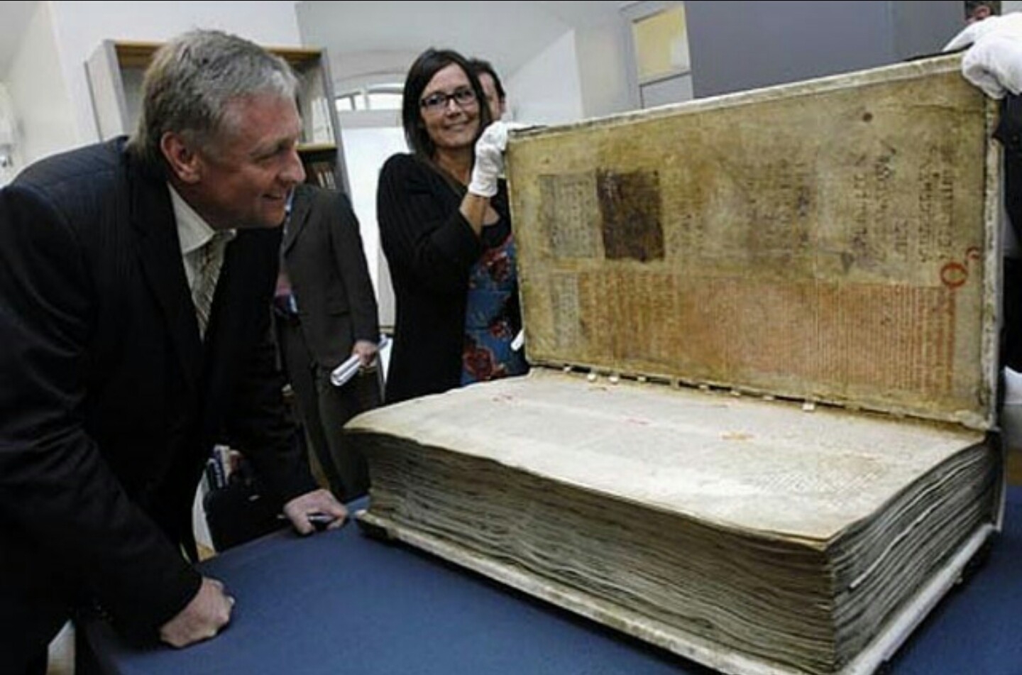 Человек с огромной книгой. Гигас Библия дьявола. Кодекс Гигас («Библия дьявола»). Самая большая книга в мире кодекс Гигас. Книга дьявола кодекс Гигас.